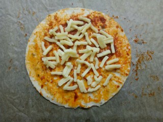 千层酥皮披萨,撒上马苏里拉奶酪