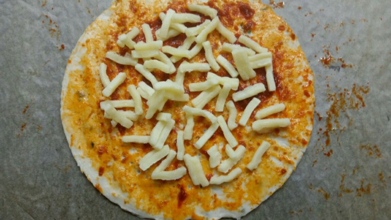 千层酥皮披萨,撒上马苏里拉奶酪