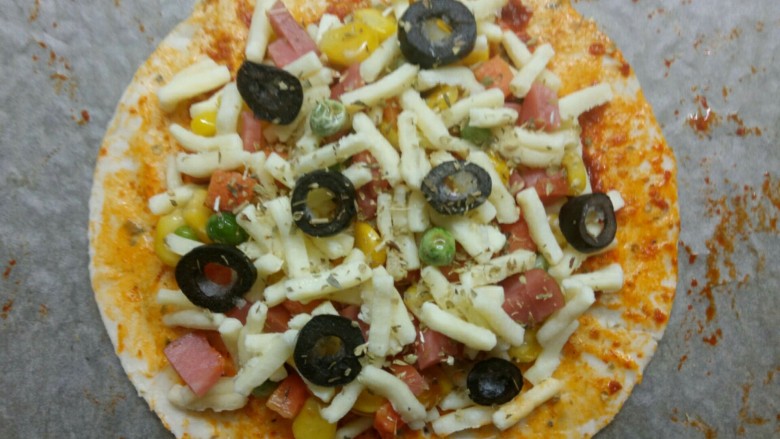千层酥皮披萨,再撒一层奶酪 上面放给橄榄切片，在撒一些披萨叶