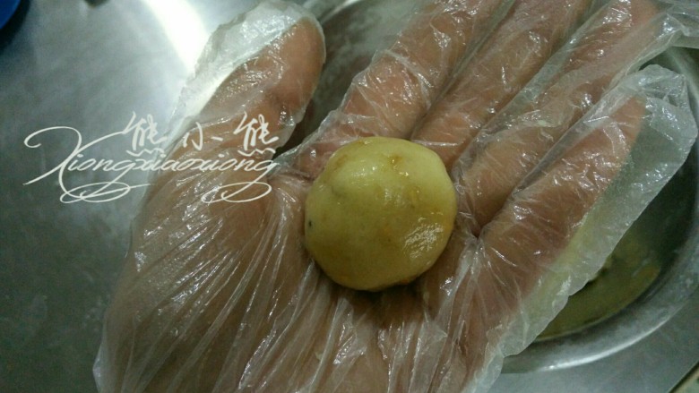 桃酥--老少皆宜、新手必做,6.面团分成25g/个的小面团，揉圆。