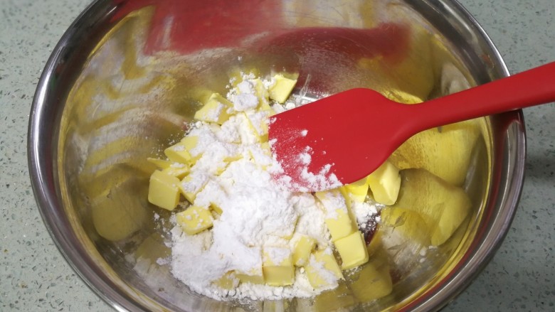 超好挤的抹茶曲奇,把糖粉倒入黄油盆里。