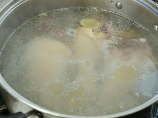 麻辣鸡腿肉,清水中加盐和姜片，将洗净的鸡腿放入，煮沸够15分钟左右关火。