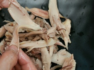 麻辣鸡腿肉,将煮熟的鸡腿去皮撕小块。