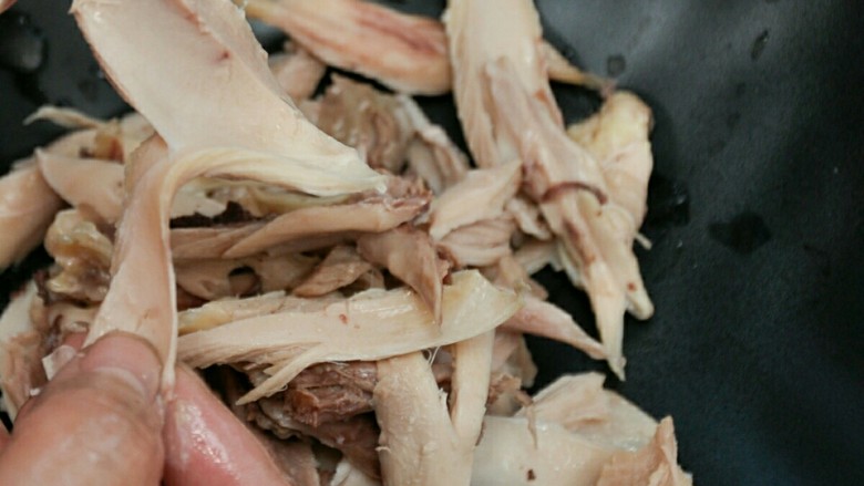 麻辣鸡腿肉,将煮熟的鸡腿去皮撕小块。