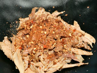 麻辣鸡腿肉,先在鸡腿肉上撒花椒粉和辣椒粉