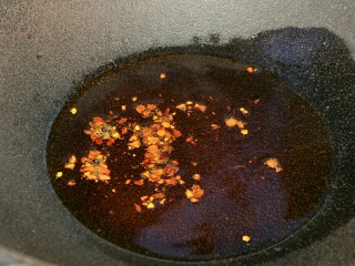 麻辣鸡腿肉,锅中油热后加入花椒和辣椒粉爆香，