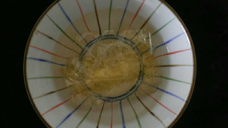 抹茶芝士慕斯蛋糕,将吉利丁片放在碗里 ，然后在碗里倒入适量的凉开水。因为夏天吉利丁泡软的比较快，所以大家要注意下时间 避免吉利丁泡的太久 在水里溶化掉