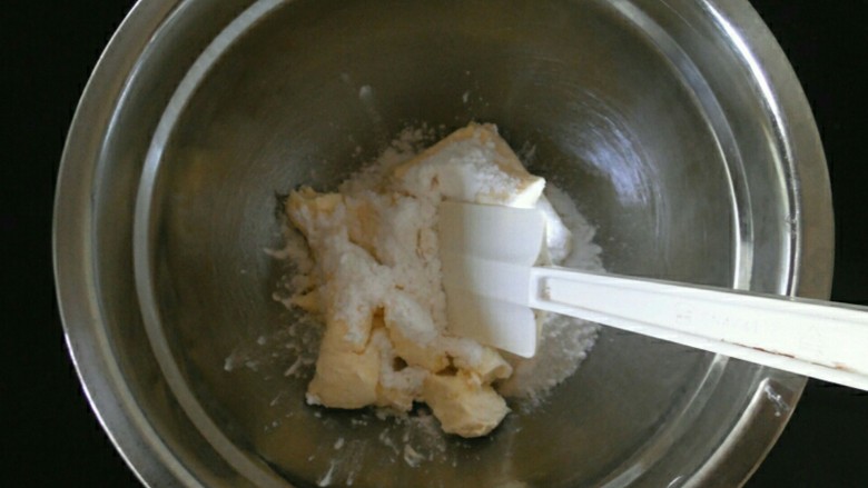 抹茶芝士慕斯蛋糕,将软化的奶酪与糖粉拌匀