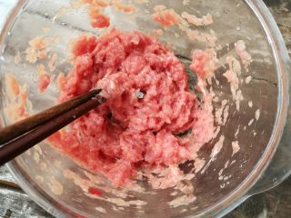 莲藕胡萝卜肉蛋卷,用筷子搅拌上劲。