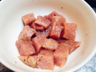 咕咾肉,用1g盐，料酒，黑胡椒粒将切好的肉块进行腌制。