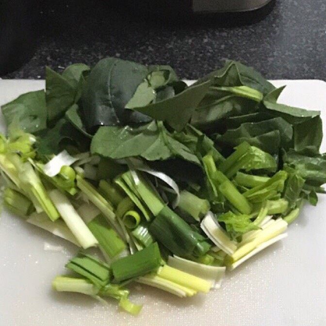干煸炒面,菠菜、小葱切段
