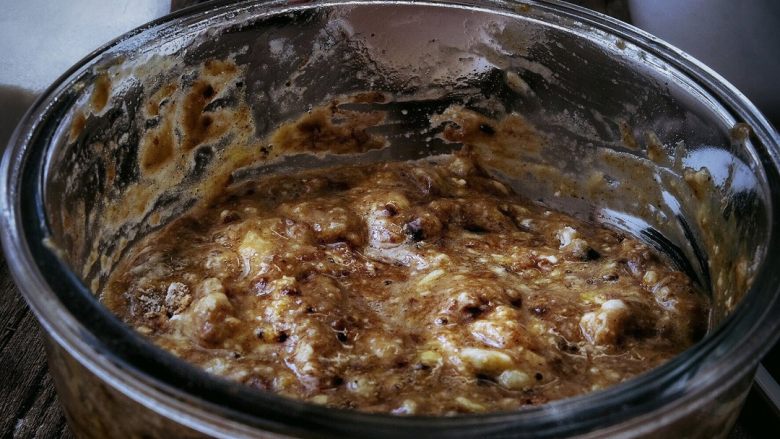 健康免烤快手的 红枣胡萝卜蛋糕,用筷子搅拌几下，大致混合均匀就行，不要过度搅拌 面糊就是比较粗矿的样子