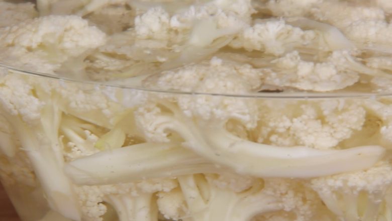 干锅花菜,将花菜在盐水里泡30分钟