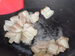 干锅花菜,锅烧热放入少许油再放入五花肉小火煸炒出油，炒到自己喜欢的口感后盛出