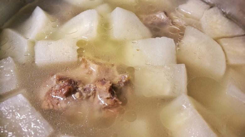 牛尾两吃 | 牛尾萝卜汤&番茄土豆炖牛尾,1小时后加入适量盐，我们的牛尾萝卜汤就炖好了，可先放一旁。