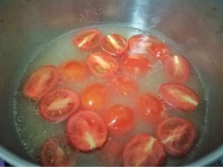 牛尾两吃 | 牛尾萝卜汤&番茄土豆炖牛尾,另起一锅，将切好的小番茄和两瓣蒜放入，再加入适量刚刚炖好的汤，淹过番茄即可，大火煮开后小火煮10分钟。