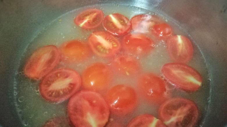 牛尾两吃 | 牛尾萝卜汤&番茄土豆炖牛尾,另起一锅，将切好的<a style='color:red;display:inline-block;' href='/shicai/ 89994'>小番茄</a>和两瓣蒜放入，再加入适量刚刚炖好的汤，淹过番茄即可，大火煮开后小火煮10分钟。