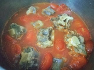牛尾两吃 | 牛尾萝卜汤&番茄土豆炖牛尾,将牛尾从汤中捞出放入番茄汁中，小火慢炖1小时。