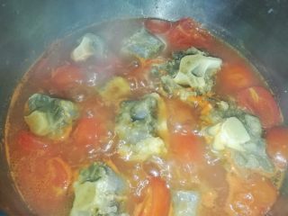 牛尾两吃 | 牛尾萝卜汤&番茄土豆炖牛尾,1小时后加入土豆块（拍照时土豆沉底了没拍到。。。），再炖30分钟，然后加适量盐调味即可。