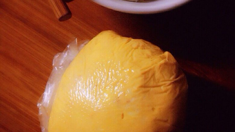 奶酪蛋黄包,馅儿用保鲜袋包好，冷冻四十分钟