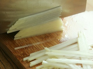 夏日小菜凉拌土豆丝,土豆削皮后，先切成簿片，再切成细丝。