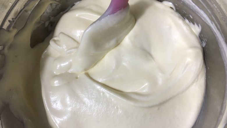 可可旋风草莓蛋糕卷,快速地翻拌混合，这时的蛋糊是细腻有光泽的，没有出现气泡