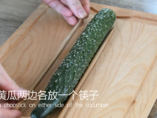 2分钟学会这道网红菜——蓑衣黄瓜,黄瓜两边各放一个筷子