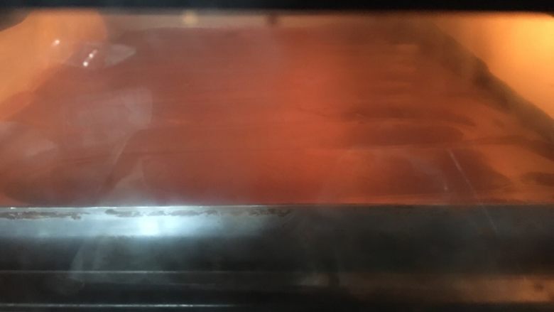 可可旋风草莓蛋糕卷,烤箱预热170度，烤20分钟左右
