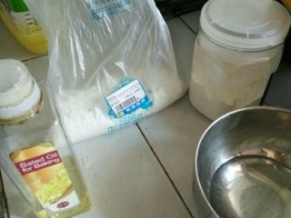 客家糯米糍粑,准备好所有的材料，由于家里没有牛奶和奶油，我就用水代替了。如果喜欢味道奶香味重的，牛奶和奶油各放60克。