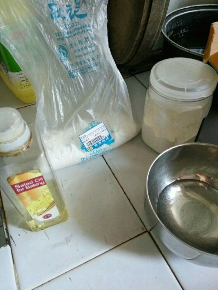 客家糯米糍粑,准备好所有的材料，由于家里没有牛奶和奶油，我就用水代替了。如果喜欢味道奶香味重的，牛奶和奶油各放60克。