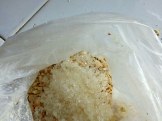 客家糯米糍粑,半碎的花生米加细砂糖或者黄糖粉继续锤碎到粉末状的。如果家里有搅拌机的话。直接放进去搅碎碎。
