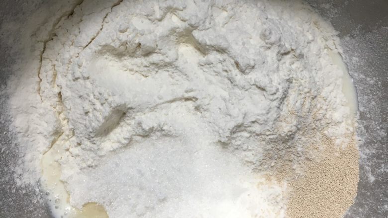 超软牛奶小面包,中种面团的材料一起放入厨师机
