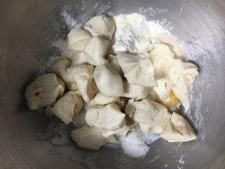 超软牛奶小面包,主面团除黄油外全部放入厨师机，把中种面团剪碎一起加入