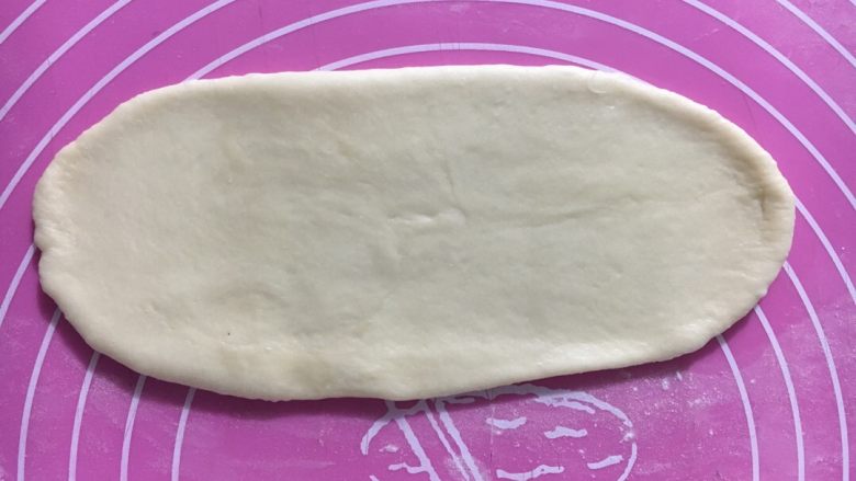 超软牛奶小面包,取1个小面团擀成长椭圆形