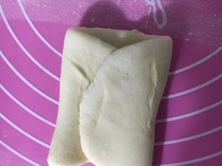超软牛奶小面包,两边往里折起