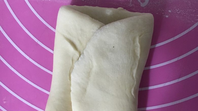 超软牛奶小面包,两边往里折起