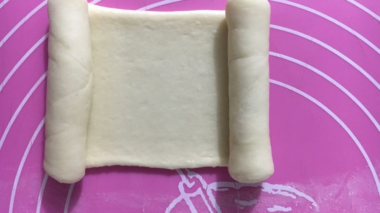 超软牛奶小面包,两边同时往中间卷起