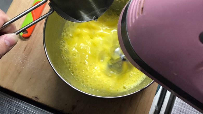 提拉米苏手指饼干版,糖水沸腾后加入蛋黄糊中，一边搅打一边加入