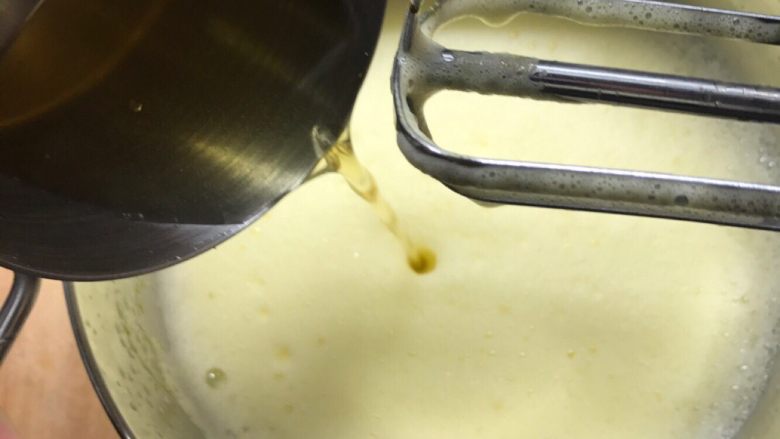 提拉米苏手指饼干版,完全溶化后倒入蛋黄糊中