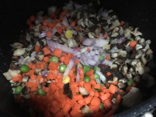 蛋黄糯米烧卖,再放入香菇、洋葱、豌豆、胡萝卜煸炒