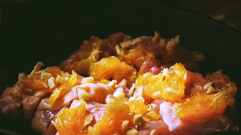 春日小清新 香橙煎鸡肉,将鸡肉放在平底锅中，将蒜 姜 两片橙子放在鸡肉上，用叉子压几下(为了压出橙汁 腌鸡肉)