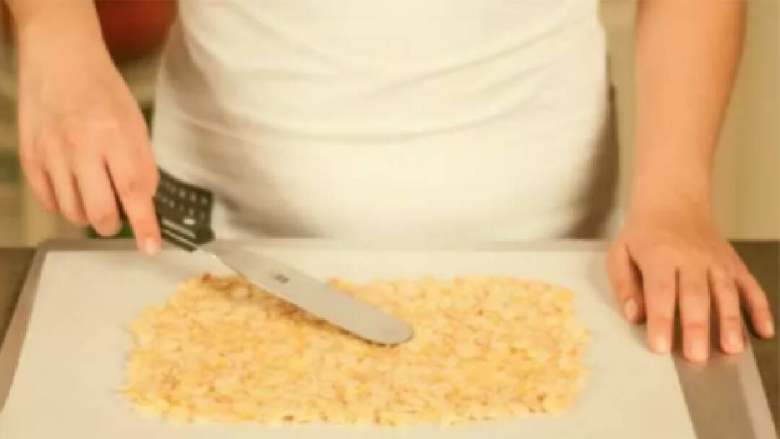 杏仁脆饼,在烤盘中铺好烘焙纸。用锅铲将混合物平铺成一个薄薄的长方形(可以你自己喜欢的任何形状)。放入烤箱，以190℃/375℉的温度烤10-15分钟