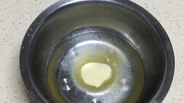 三色慕斯水果杯,60度的温开水加入吉利丁粉，搅拌使吉利丁粉完全融化