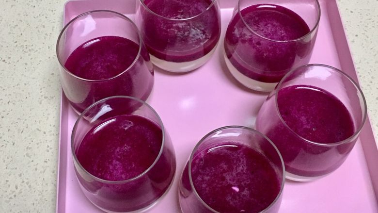 三色慕斯水果杯,从冰箱拿出已经冷藏好的榴莲慕斯杯，把火龙果液平分六份，倒入慕斯杯，放冰箱冷藏一个小时