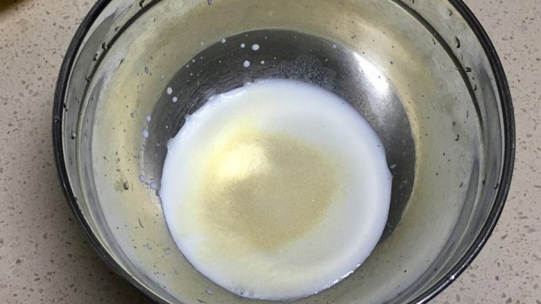 三色慕斯水果杯,把吉利丁粉放入牛奶中，隔热水融化