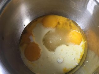 蔓越莓戚风蛋糕,蛋黄，糖，牛奶，放入盆里，用手动打蛋器搅打均匀，略微多打几下，蛋黄发白就行。