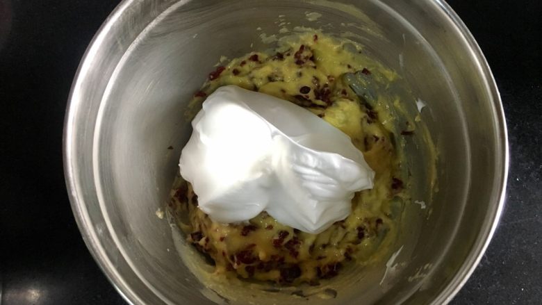 蔓越莓戚风蛋糕,取三分之一蛋白霜入蛋黄糊，翻拌加切拌，拌匀
