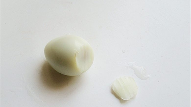 趣味吃蛋法,鹌鹑蛋空的一头削去一点点做底座能够站稳，削下来的蛋白不要扔掉