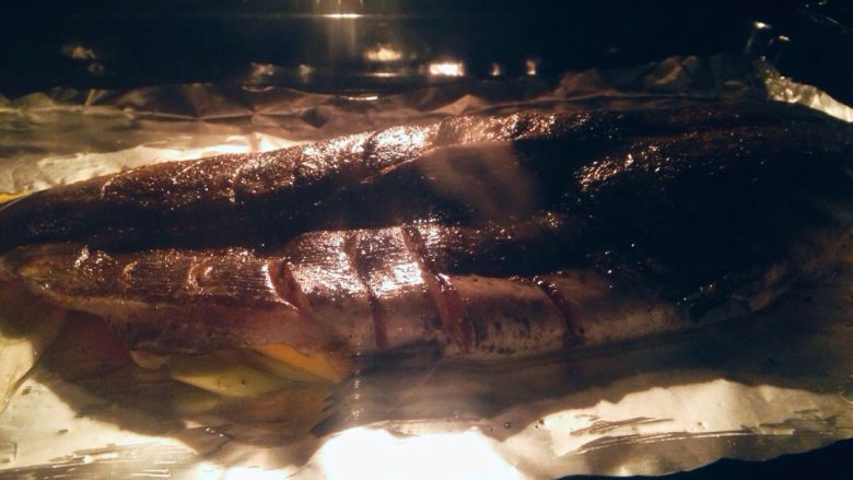 香辣烤鱼,烤箱设置185度，40分钟，预热10分钟后将鱼放入烤箱中层烤制。