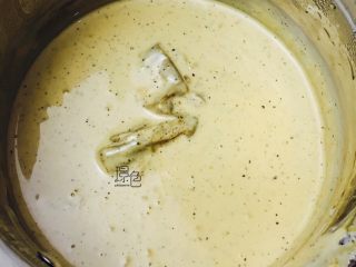伯爵红茶烤布蕾<Earl Grey Crème Brûlée>,盖上盖子（或表面包一层保鲜膜）放置10分钟，把伯爵红茶的香味闷出来